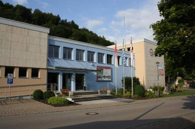 Blick auf das Rathaus mit Museum in Solnhofen